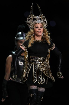 Madonna incluye en su preparación de backstage, ejercicios con pesas como parte del calentamiento, además de un placentero masaje.