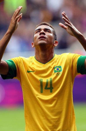 Día 5: El equipo brasileño de fútbol consigue su tercera victoria Olímpica en Londres, tras vencer a Nueva Zelanda 3-0.