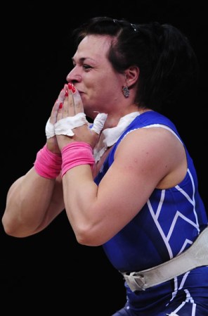 Día 7: Svetlana Podobedova de Kazajistán obtuvo la medalla de oro en levantamiento de pesas dentro de la categoría de 75 Kg, tras una apretada contienda con su contricante rusa.
