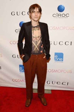 Con su camiseta, Reeve Carney se unía a la tendencia victoriana en boga, pero los tirantes y el pantalón de corte antiguo que parecía quedarle demasiado grande, lo hizo ver estrafalario.
