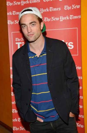 Cierto es que Robert Pattinson no ha recibido precisamente buenas noticias últimamente, pero esta combinación de gorra con camisa polo y blazer, tampoco fueron un acierto para su imagen.