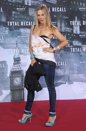Xenia Seeberg demostró que quería ser original al acudir a una premiere con una mascada amarrada como blusa, el problema fue que el ajuste se salió de control y dejó ver su ropa interior. Por si fuera poco, Xenia también decidió amarrar sus zapatos ¡por encima del pantalón!