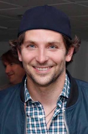 Bradley Cooper decidió asistir a un evento con una gorra invertida, el problema fue que sus rizos insistieron en salir a escena.