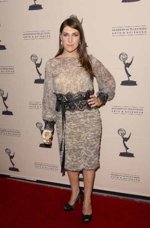 Mayim Bialik sumó años a su imagen con un vestido sumamente conservador.