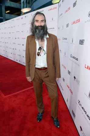 Warren Ellis también desabotonó de más su camisa, pero además deicidó llevar sus gafas como colgantes.