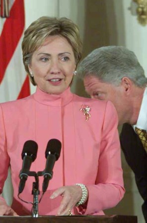 Diciembre de 1998, Hillary Clinton se convierte en la Primera Dama que aparece por primera vez en la portada de una revista.