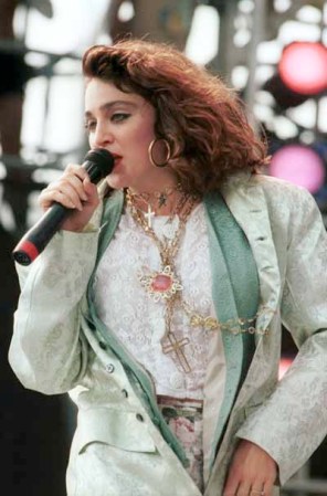 En su historia moderna, Vogue se ha destacado por su despliegue de personalidades, que van desde íconos de moda, hasta músicos y celebridades hollywoodenses, Madonna es una de ella; tiene 4 portadas en diferentes épocas de su vida, debutando en 1985 en interiores y 1989 en portada, aún castaña y con su emblemático look de “material girl”.