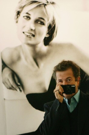La realeza tiene una larga historia de infidelidades, pero quizá la más sonada de nuestros tiempos fue la que la Princesa Diana de Gales entabló con James Hewitt, miembro de la caballería británica. Hewitt reveló la relación en un libro y Diana la reconoció en una entrevista con la BBC, en la que también recalcó la cercanía de su marido, el Príncipe Carlos, con Camilla Parker-Bowles.