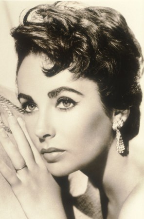 La fama de Elizabeth Taylor no sólo se debe a su belleza y destacada carrera, sino a sus ocho matrimonios. El cuarto de ellos, con el cantante Eddie Fisher, terminó debido a su amorío con su coestrella de Cleopatra, Richard Burton, con quien después se casó y se divorció.