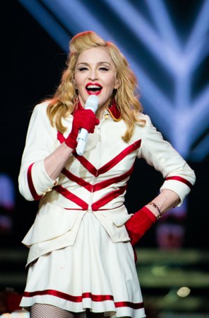 Madonna se enganchó con Alex Rodríguez estando aún casada con Guy Ritchie. El dúo declaró que la relación no había pasado de emocional y que ambos se encontraban en proceso de separación de sus respectivos matrimonios.