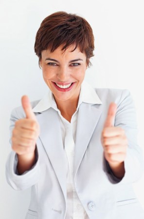Practicar el positivismo en cada aspecto de nuestra vida, es otro recurso para mejorar la autoconfianza y manejar mejor las situaciones desafiantes. De acuerdo con la Clínica Mayo no se trata de ignorar la realidad, sino de dejar de hacer suposiciones y asumir culpas ,y aprender a enfocarse en los detalles buenos de cada experiencia y a tomar los retos como oportunidades.