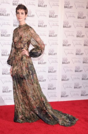 Anne Hathaway bajó mucho de peso para su papel en Los Miserables y aún no se le ve recuperada.