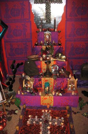 Las prendas u objetos personales del difunto son imprescindibles en su altar del Día de Muertos.