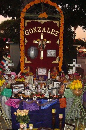 Las imágenes de los santos a los que fue devoto el difunto, se colocan en los altares para encomendar a ellos el descanso de su alma. Úbicalas al centro de la ofrenda.