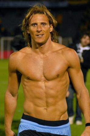 Diego Forlán. No hay palabras para este magnífico y sexy jugador.