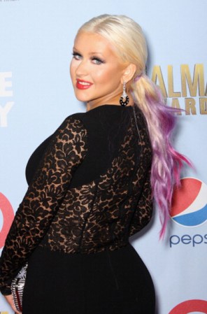 La talentosa Christina Aguilera luce uno de sus excéntricos looks.