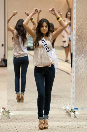 En pleno ensayo para un show que las candidatas ofrecerían durante la ceremonia.