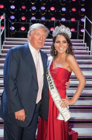 Donald Trump, dueño de la ceremonia de Miss Universo, felicita a la flamante reina.