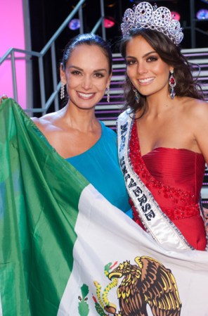 Junto a Lupita Jones, la anterior Miss Universo de México.