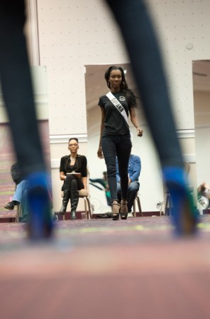 Miss Guyana 2012, Ruqayyah Boyer, mostrando sus mejores aptitudes al desfilar.