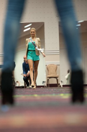 Miss Sudáfrica 2012, Melinda Bam, con la mejor actitud en los ensayos.