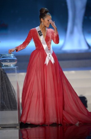 Miss USA, Olivia Culpo, a punto de sacar la primera pregunta. Sus respuestas, medidas y sensatas, le dieron muchos puntos a favor.