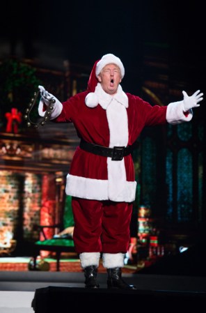 Donald Trump, el excéntrico multimillonario dueño del certamen, dio la bienvenida disfrazado de Santa Claus.