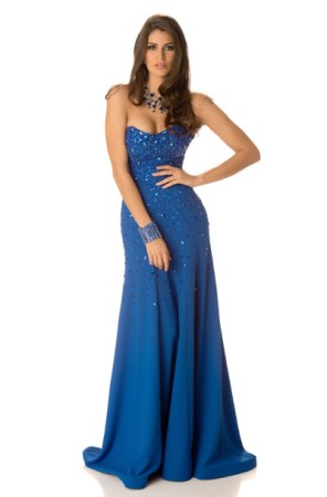 Enfundada en un espectacular vestido largo, con la actitud de una verdadera reina.