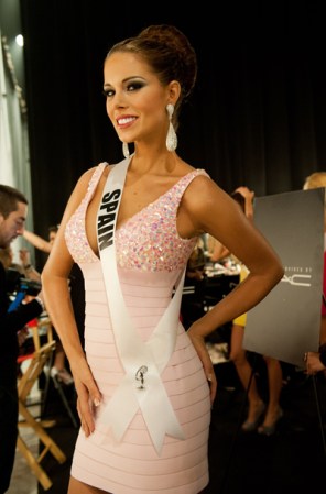 Miss España, Andrea Huisgen, posa para un fotógrafo antes de su primer desfile. Un momento lleno de expectativas y nervios.