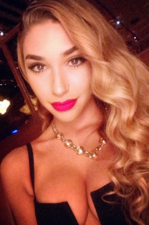 La sexy modelo que acompañaba a Justin Bieber durante su arresto, Chantel Jeffries, ha salido con varios famosos y también cuenta con varios arrestos.