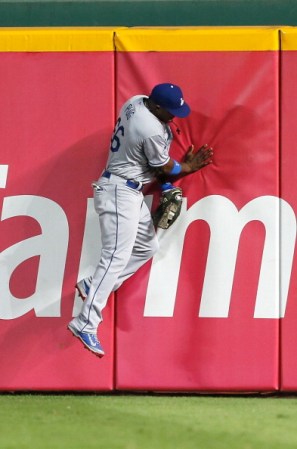 Yasiel Puig #66 de Los Angeles Dodgers ha sido elogiado por su espectaculares jugadas.