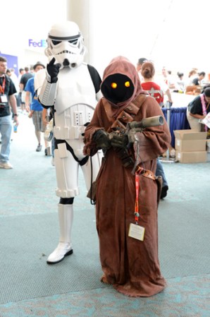 El mundo de "Star Wars" aprovecha también para reunirse en la convención donde los grandes estudios presentan sus novedades.