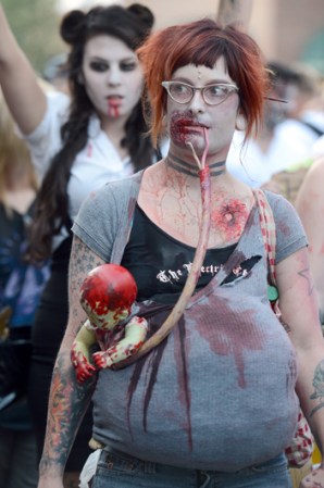 Zombies "embarazadas" participaron en la marcha.