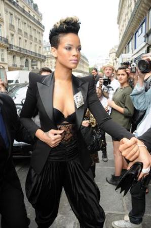Después de haber pasado por tantos percances, Rihanna retoma su carrera con "Rated R", su cuarto disco de estudio.