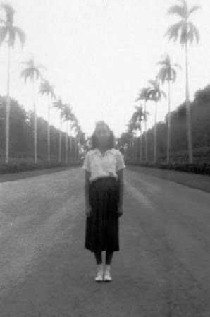 Esta foto muestra a la madre de Brad King, un habitante de Hialeah, en una de las entradas de la pista de carreras Hialeah Race Track , en una foto de los 50.