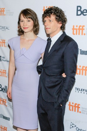 Mia Wasikowska y Jesse Eisenberg
