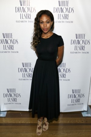 Nicole Beharie llegó al Alfre Woodard's Oscar's Sistahs Soiree por White Diamond Lustre, con el clásico vestido negro. ¿Pero, acaso no se percató la transparencia en el busto?