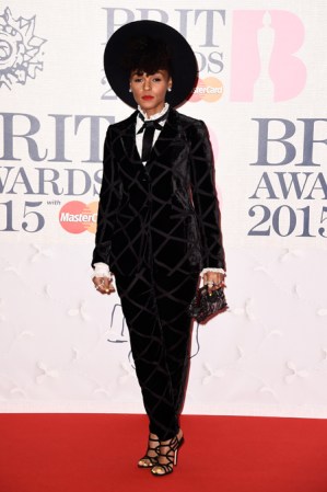 Janelle Monae llegó a los BRIT Awards 2015 con este sombrero de ala ancha.