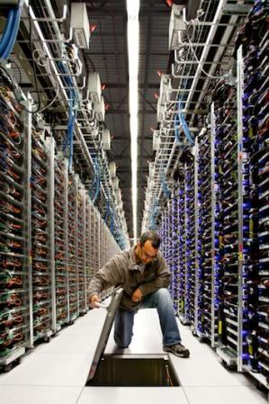 Actualmente, Google cuenta con 8 centros de datos, 6 de ellos en EE.UU. y dos en Europa, unas estructuras de película futurista con complejas redes de cañerías con los colores de la empresa y filas interminables de procesadores.
