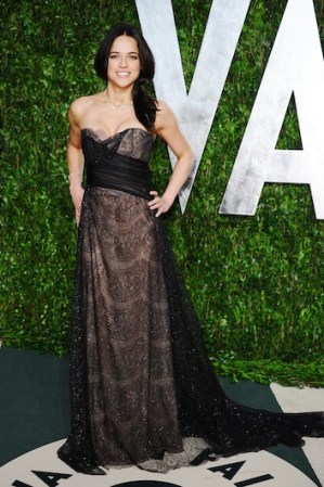 Orgullosamente latina, Michelle Rodríguez se ve espléndida en este vestido, que quizás sin esa cola tan larga es ideal para una graduación.