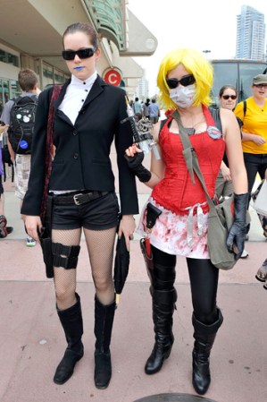 Aley Mclelan y Emily Sperling tampoco perdieron la oportunidad de participar en este gran evento que reúne al mundo de la farándula con el de los cómics y sus fans.