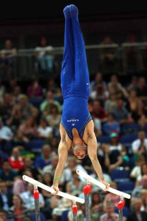 DIA 1: Leyva da una muestra de la disciplina y concentración que requiere la práctica de la gimnasia artística.