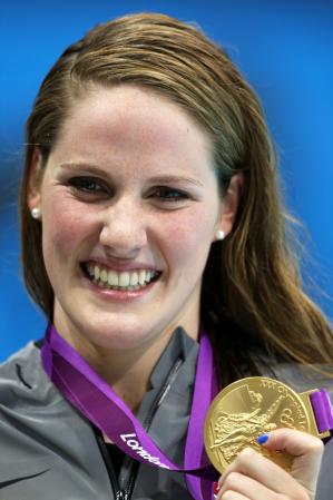 DIA 3: La nadadora, Missy Franklin de Estados Unidos celebra su medalla de oro en los 100 metros espalda.
