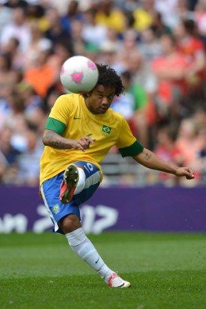 Marcelo, de Brasil, le echó todos los kilos al juego.