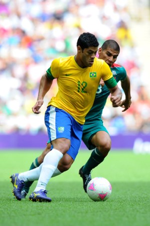 Hulk, de Brasil, quien anotó un gol para su equipo en el minuto 90, compite por la bola con Marco Fabian, de México.