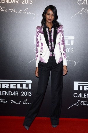 Si la noche pinta para ser fría, el atuendo de Liya Kebede es elemental, combina un original saco blanco y pantalones de vestir negros.