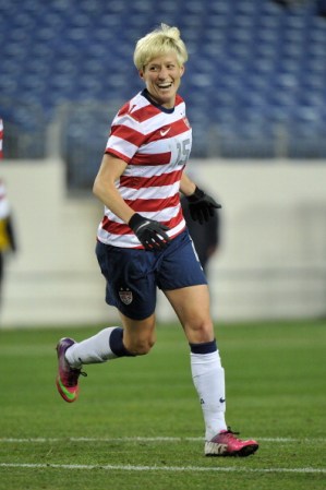 En una entrevista con Out Magazine en el 2012, la jugadora de fútbol Megan Rapinoe dijo que era lesbiana.