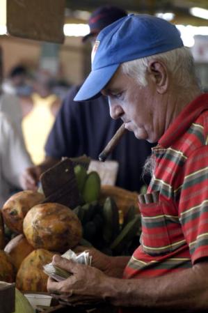 Hombre compra en mercado.