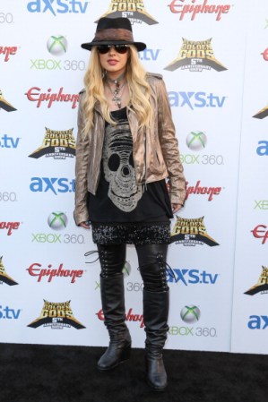 Orianthi llegó a la alfombra roja los Premios Revolver Golden Gods, con un sombrero negro con cinta (improvisada) marrón.