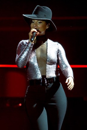 Alicia Keys en su tour "Set the World on Fire" presumió este gran sombrero confeccionado a su medida.